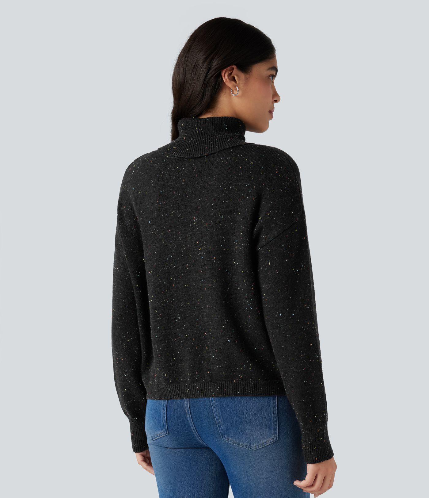 Lässiger Pullover mit hohem Stehkragen und langen Ärmeln