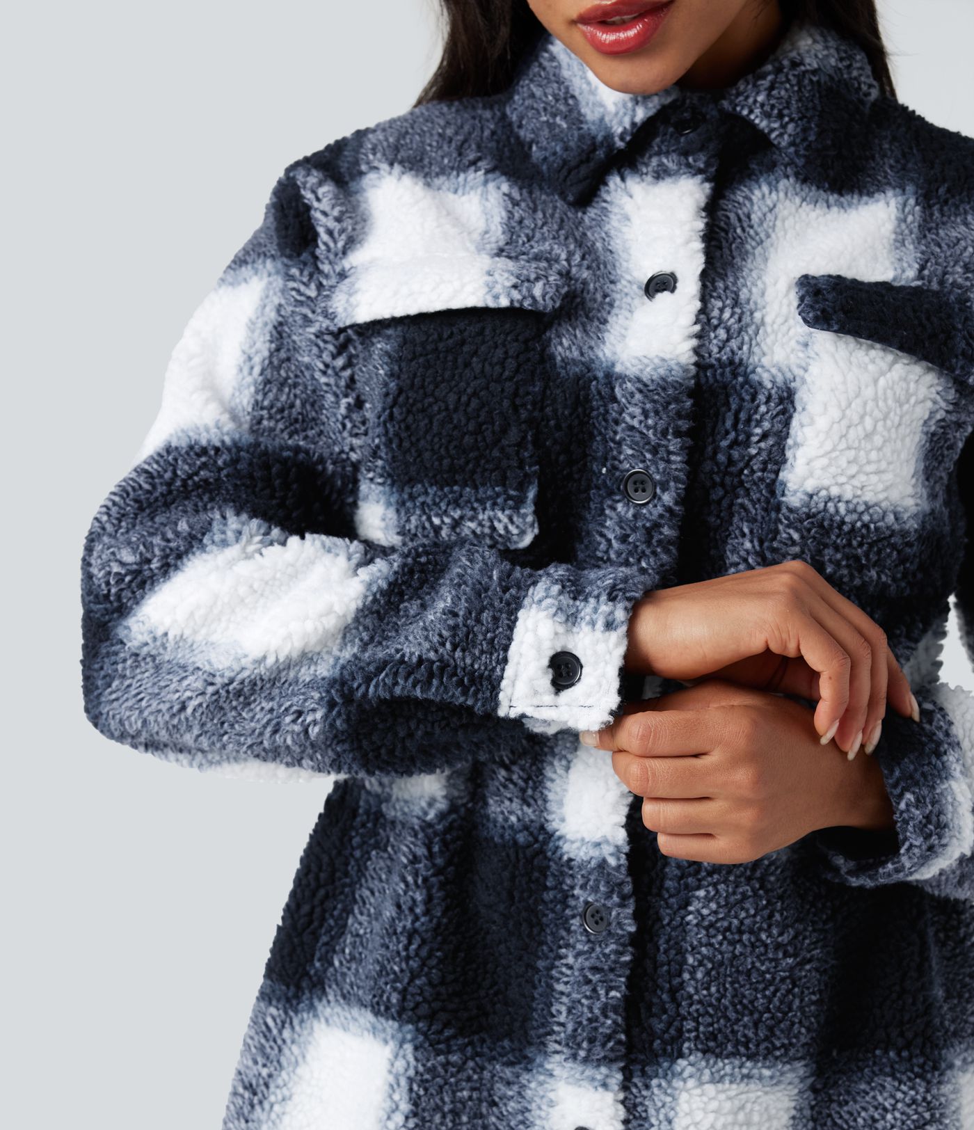 Lässige Sherpa-Jacke mit Seitentaschen, langen Ärmeln, innerem Kordelzug und Karomuster