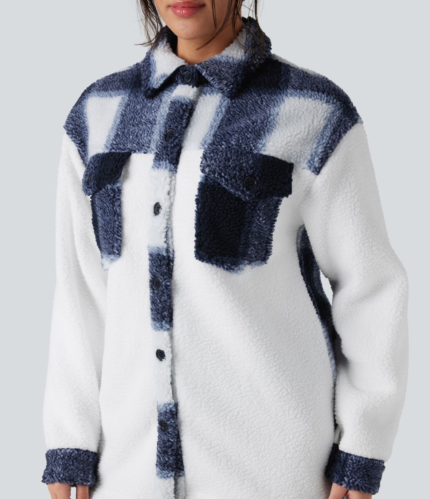 Lässige Sherpa-Jacke mit Brusttaschen, langen Ärmeln, Karomuster und Farbblock