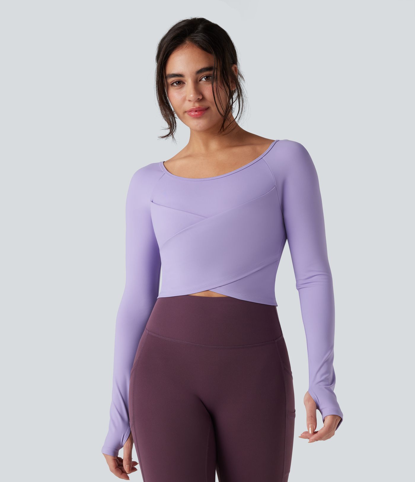 SoftlyZero™ flauelsmjúkur jóga- og íþróttatoppur með hringhálsi, löngum ermum, þumalopum og krossuðum kanti