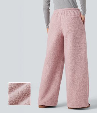 Afslappede bukser med mellemhøj talje og snøre, i teddy-stof, med vide ben og lommer.