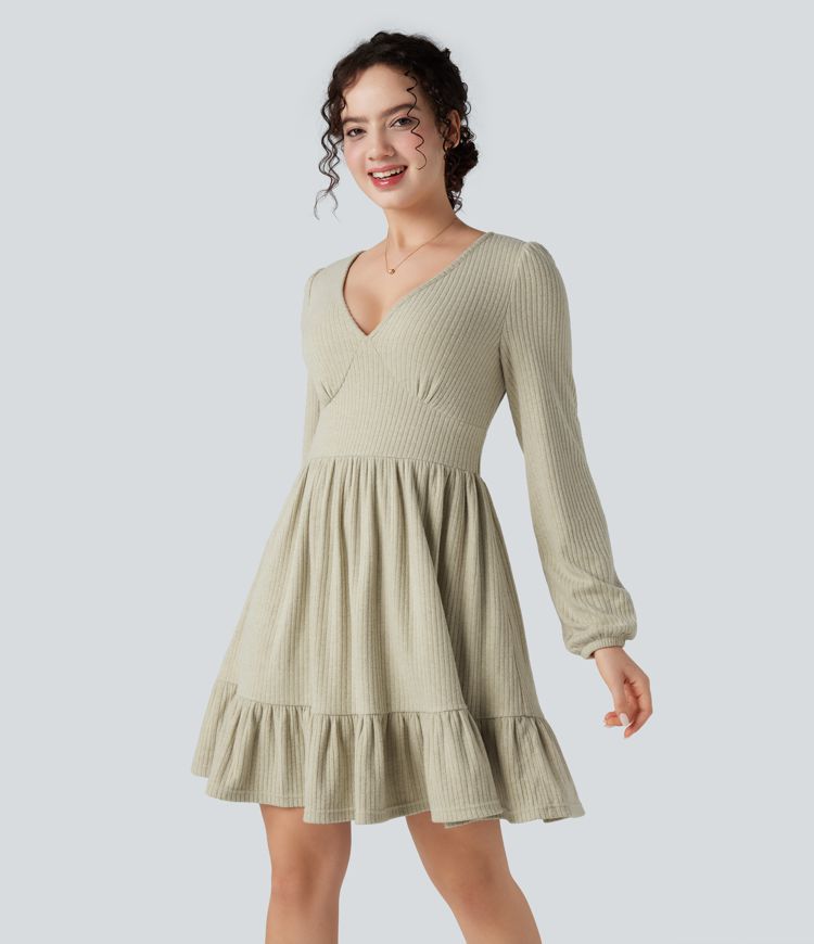 Geripptes Minikleid mit V-Ausschnitt, langen Ärmeln und Rüschensaum