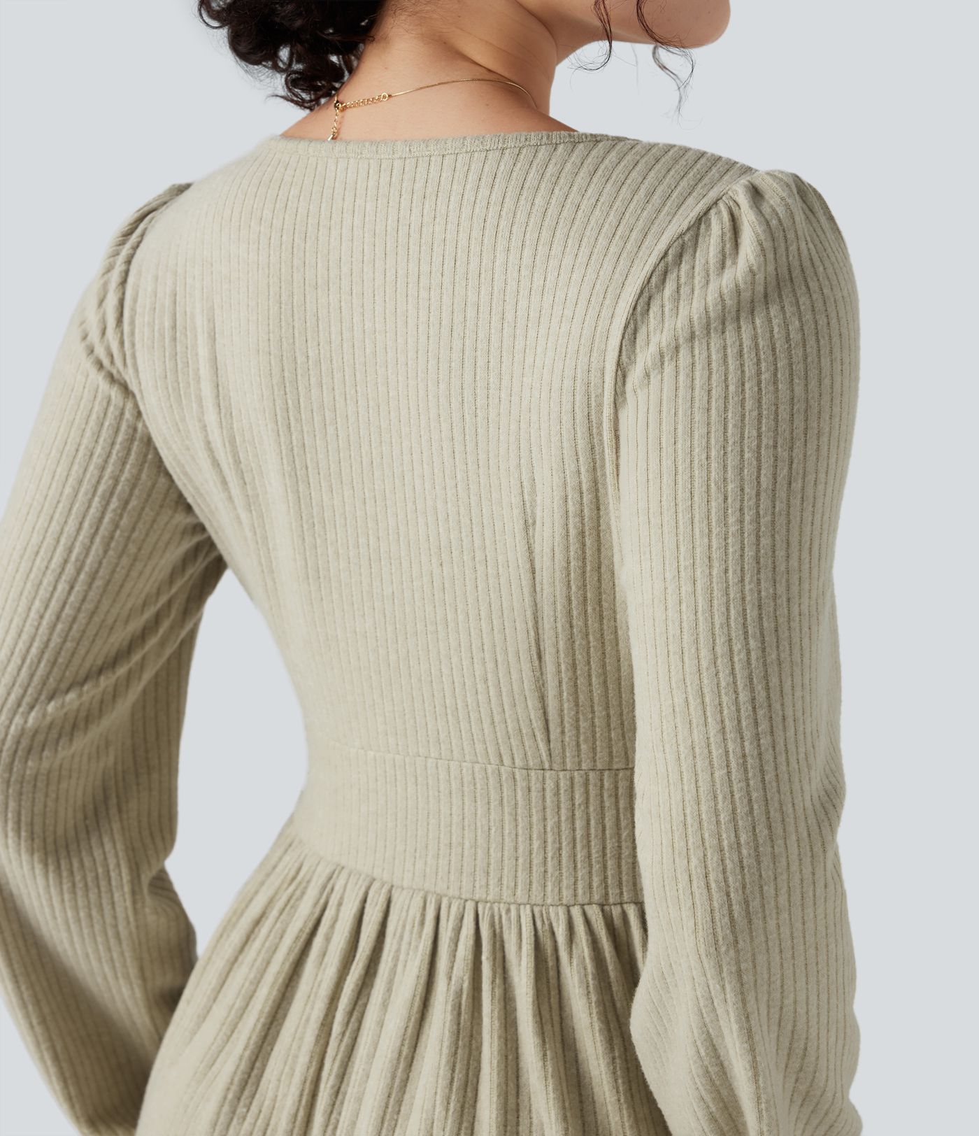 Geripptes Minikleid mit V-Ausschnitt, langen Ärmeln und Rüschensaum