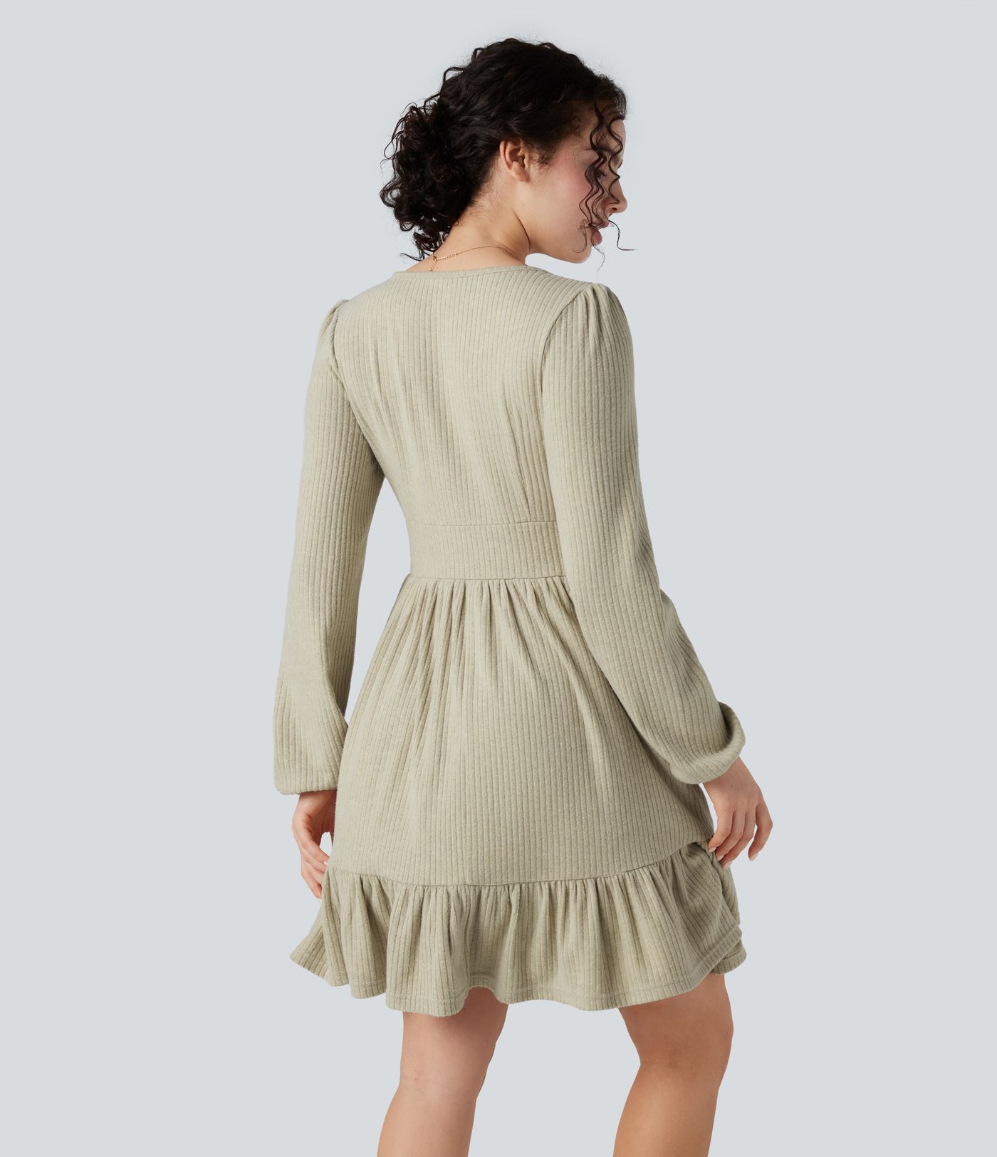 Geripptes Minikleid mit V-Ausschnitt, langen Ärmeln und Rüschensaum