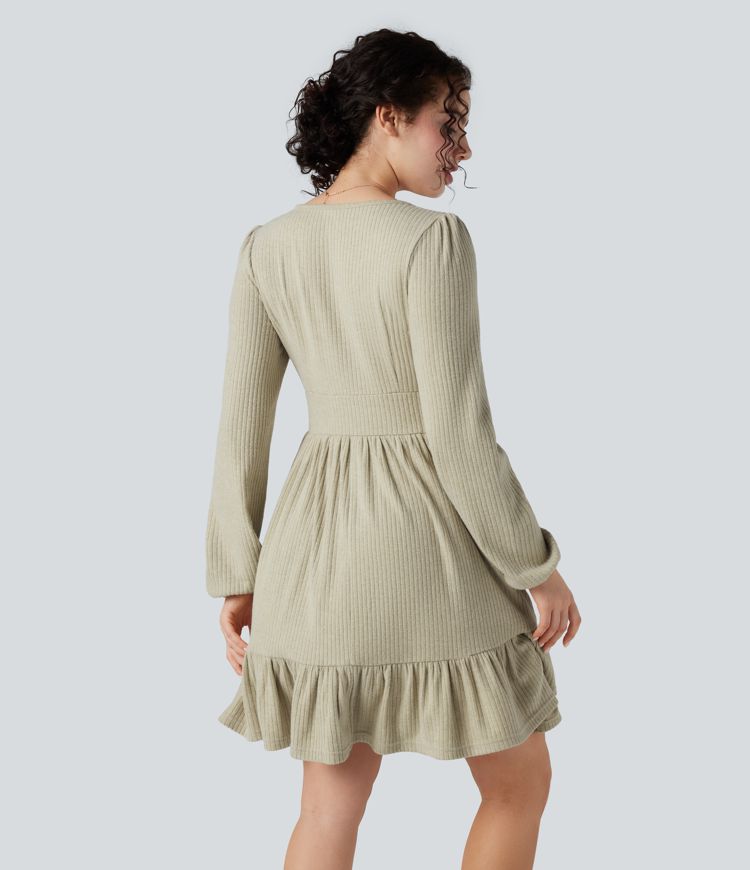 Geripptes Minikleid mit V-Ausschnitt, langen Ärmeln und Rüschensaum