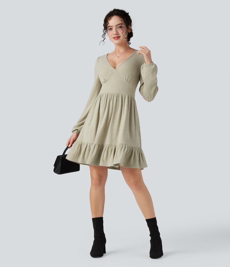 Geripptes Minikleid mit V-Ausschnitt, langen Ärmeln und Rüschensaum