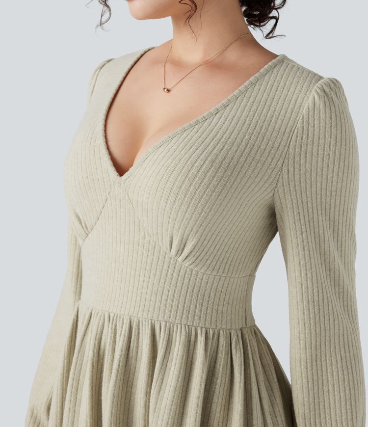 Geripptes Minikleid mit V-Ausschnitt, langen Ärmeln und Rüschensaum