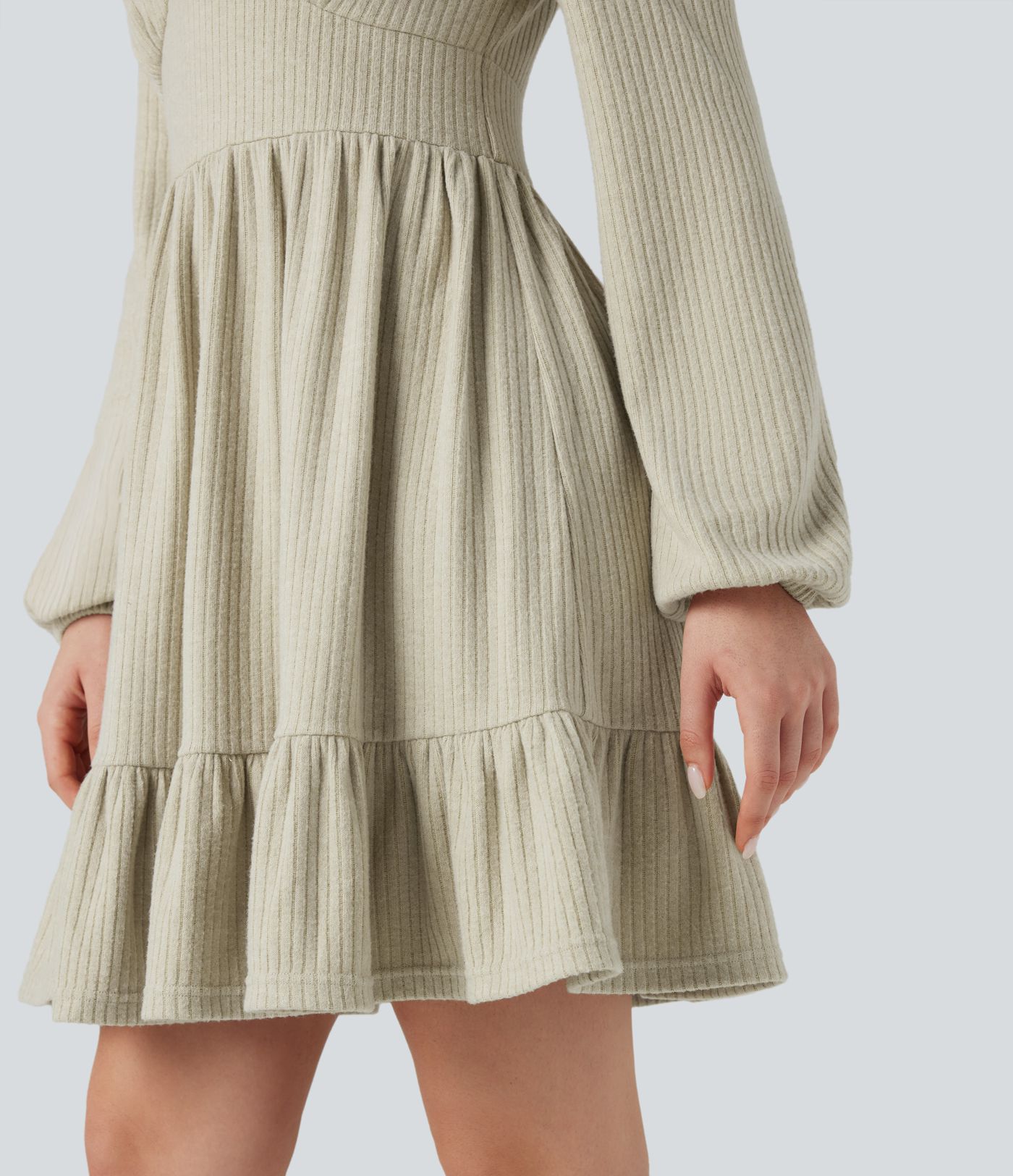 Geripptes Minikleid mit V-Ausschnitt, langen Ärmeln und Rüschensaum