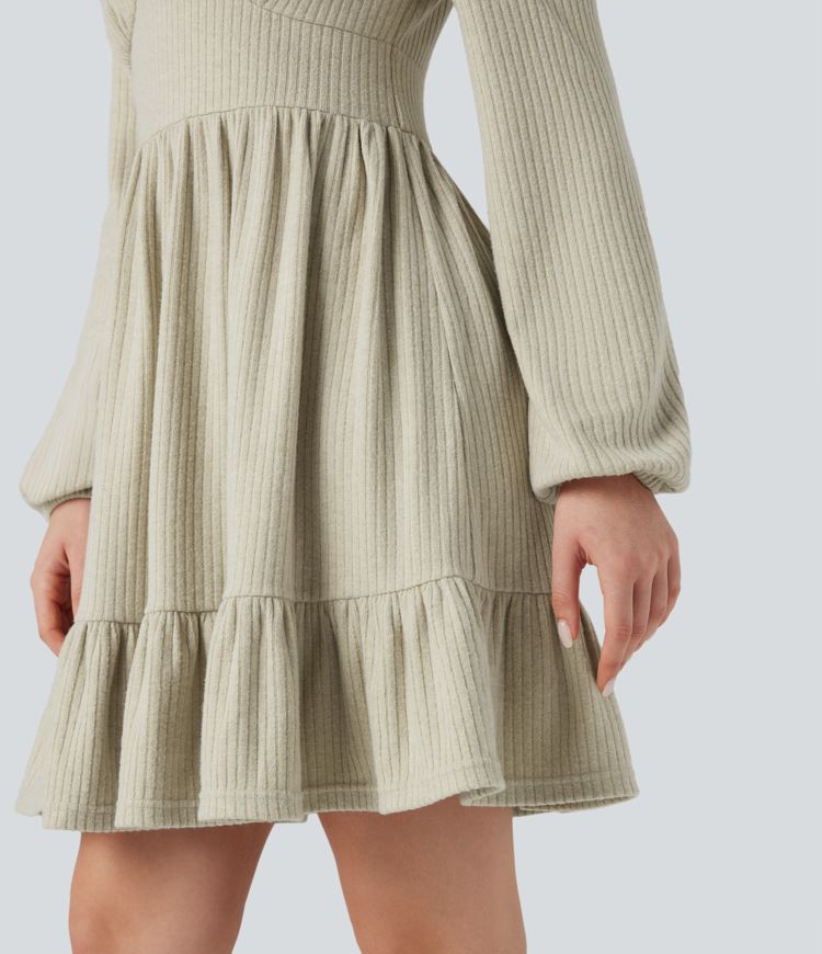 Geripptes Minikleid mit V-Ausschnitt, langen Ärmeln und Rüschensaum