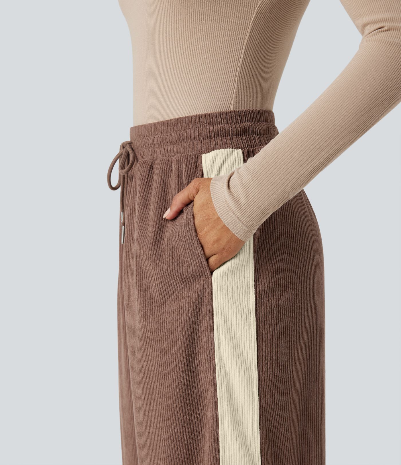 Hochgeschnittene Cordhose im Colorblock-Design mit Kordelzug, geradem Bein und Taschen