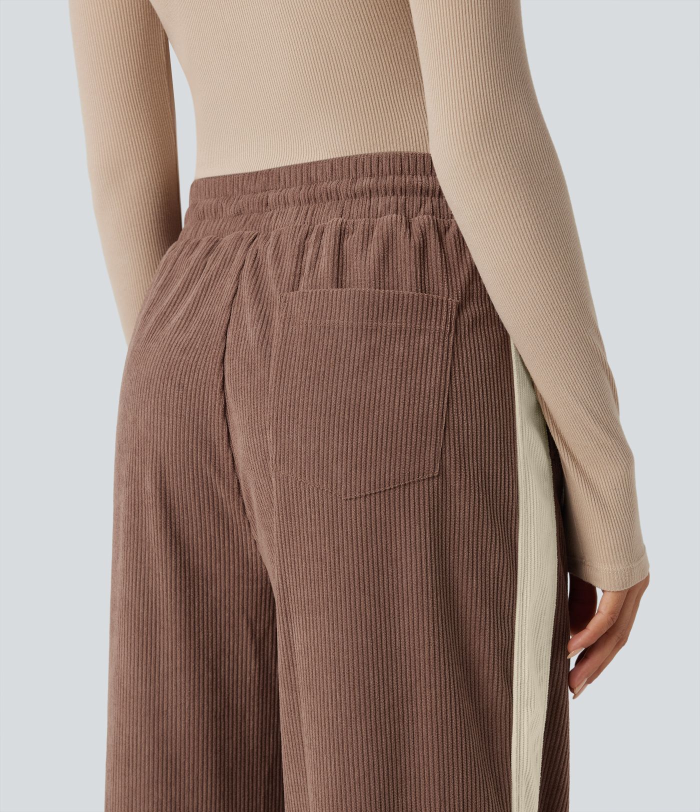 Hochgeschnittene Cordhose im Colorblock-Design mit Kordelzug, geradem Bein und Taschen