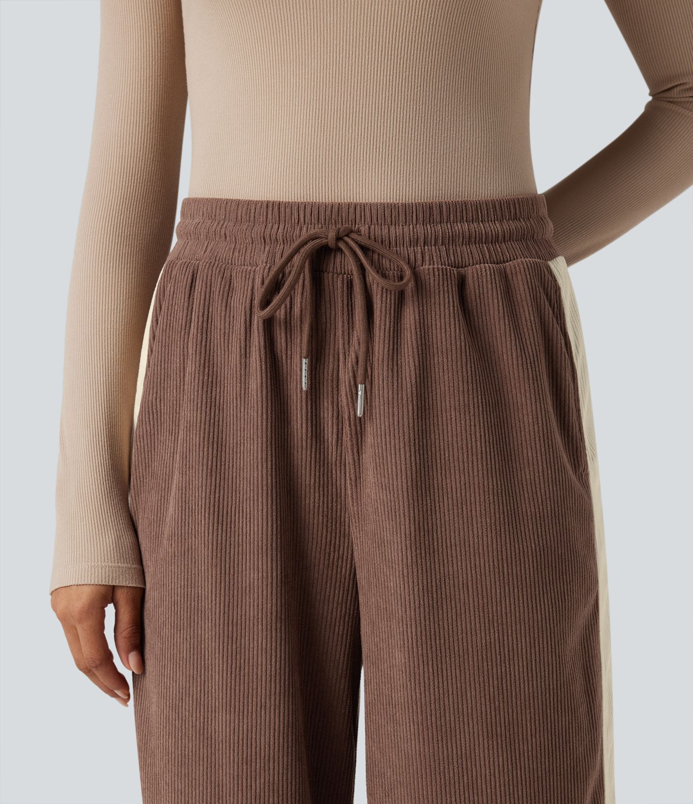 Hochgeschnittene Cordhose im Colorblock-Design mit Kordelzug, geradem Bein und Taschen