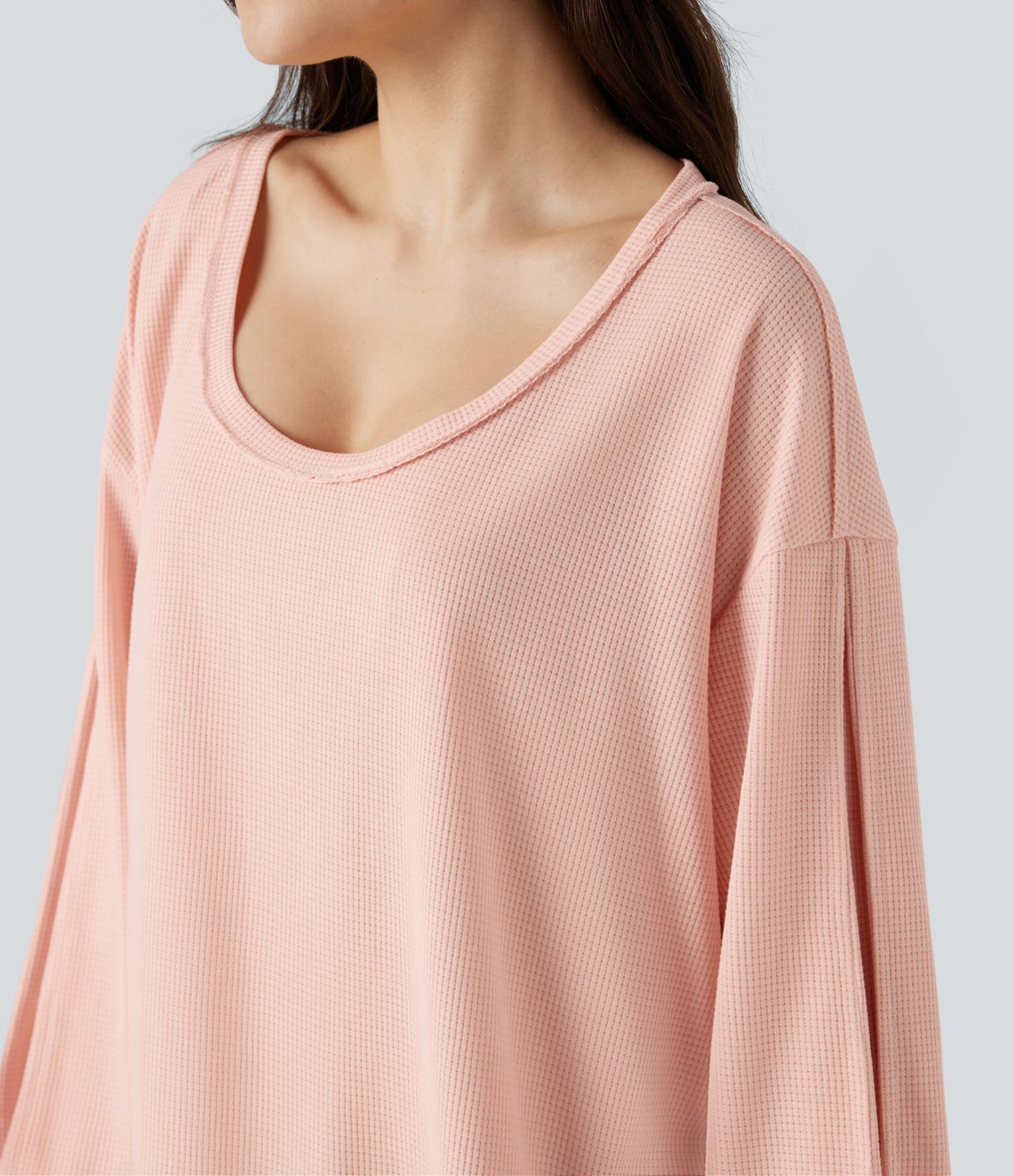 Lässiges Sweatshirt aus Waffelstoff mit U-förmigem Ausschnitt und langen Ärmeln.