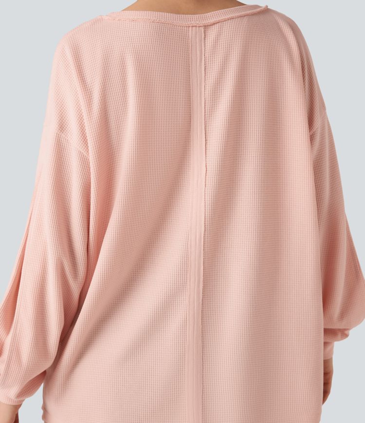 Lässiges Sweatshirt aus Waffelstoff mit U-förmigem Ausschnitt und langen Ärmeln.