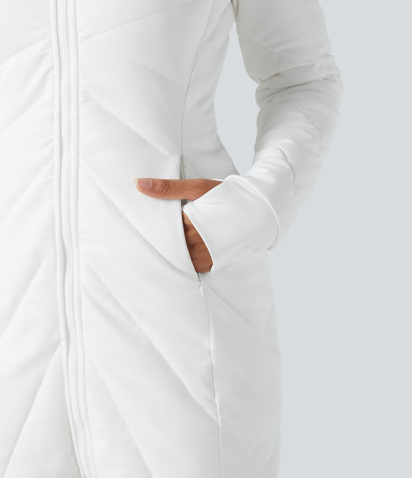 Chaqueta acolchada casual con cuello alto, doble cremallera, orificios para el pulgar y bolsillos.