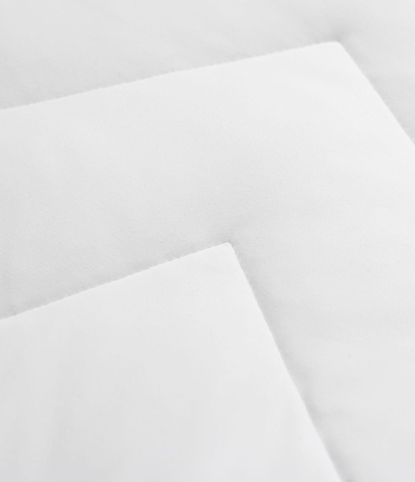 Chaqueta acolchada casual con cuello alto, doble cremallera, orificios para el pulgar y bolsillos.