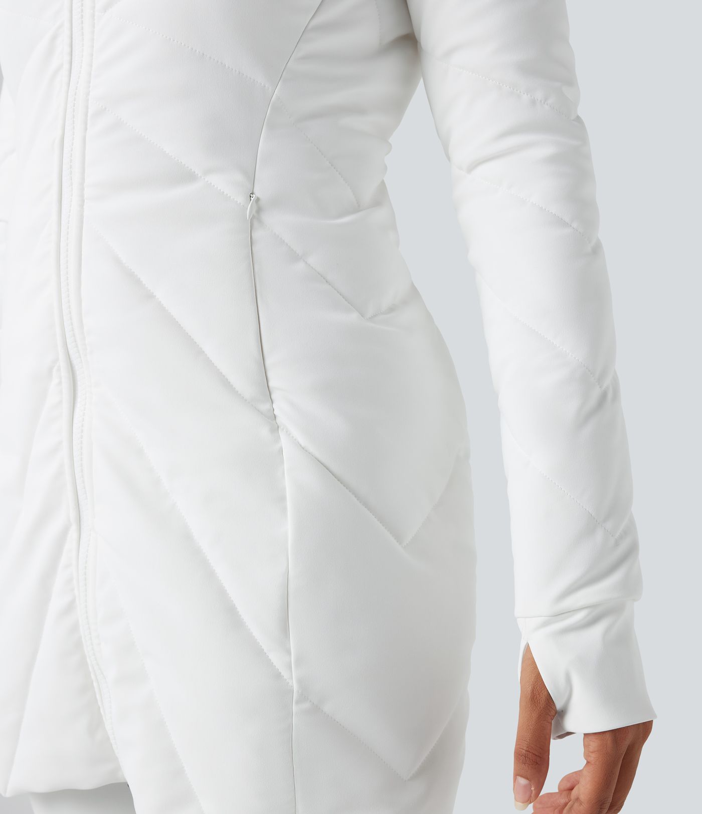 Chaqueta acolchada casual con cuello alto, doble cremallera, orificios para el pulgar y bolsillos.