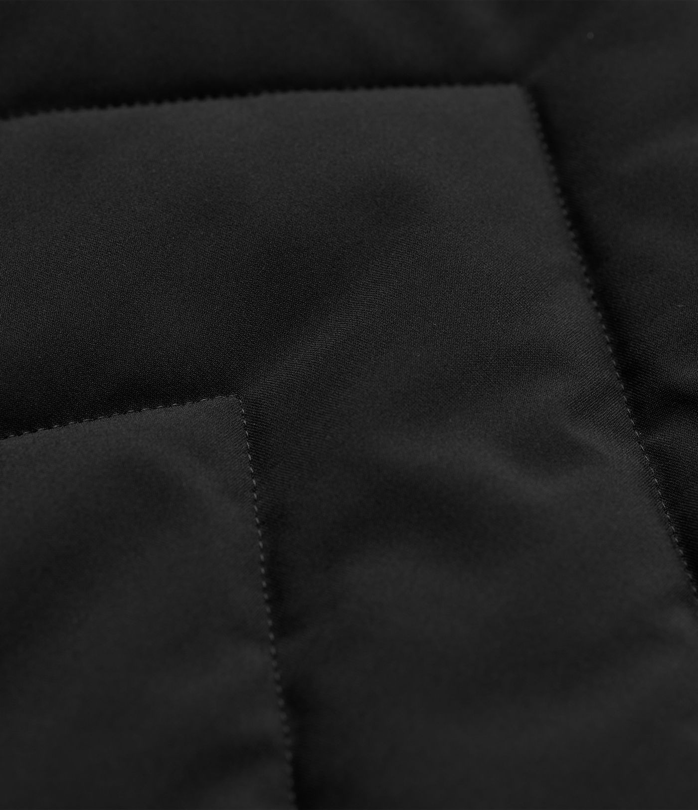 Állónyakú, kétirányú cipzáras, hüvelykujj-nyílásokkal és zsebekkel ellátott párnázott, hétköznapi dzseki.