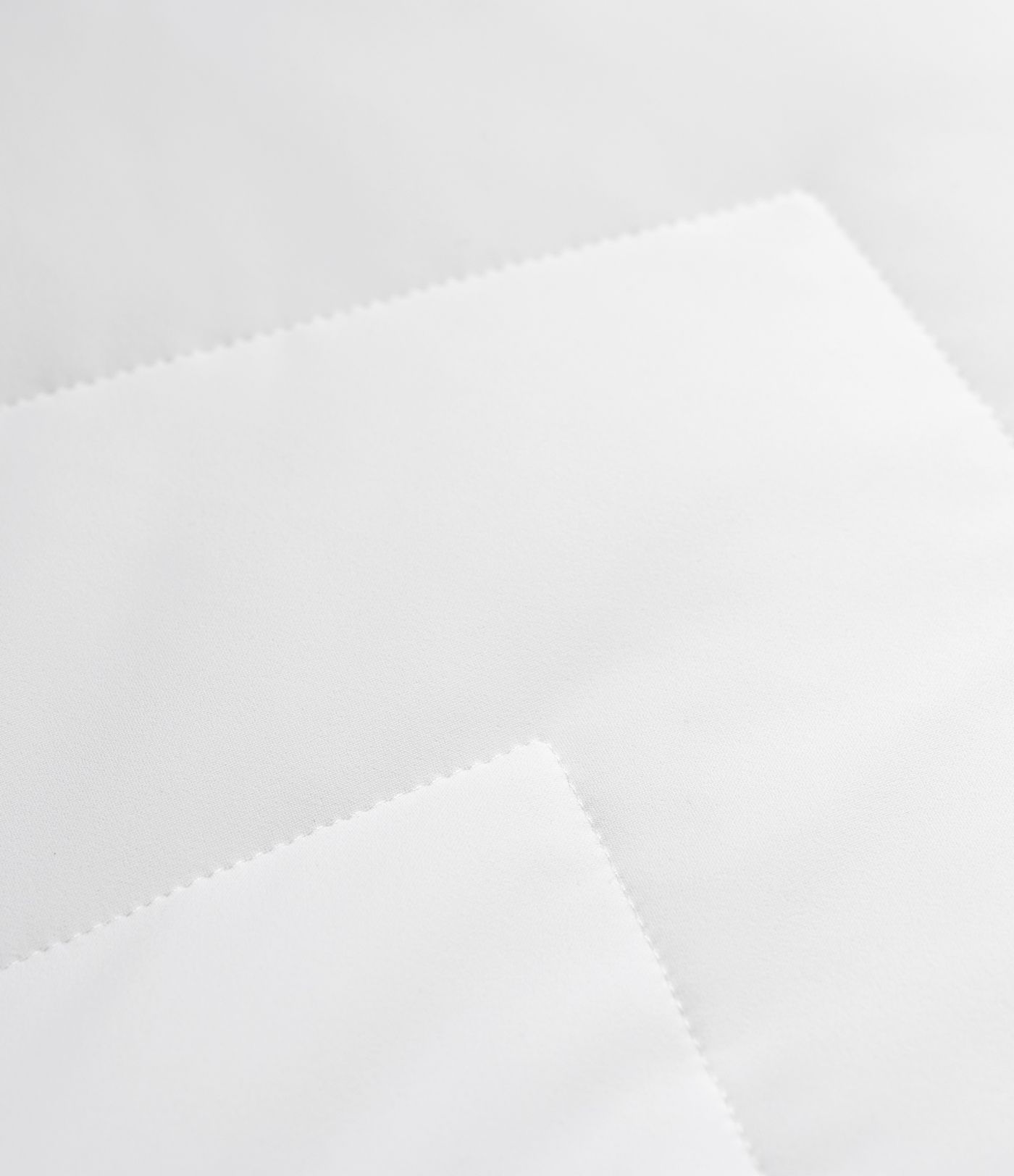 Chaqueta acolchada casual con cuello alto, doble cremallera, orificios para el pulgar y bolsillos.