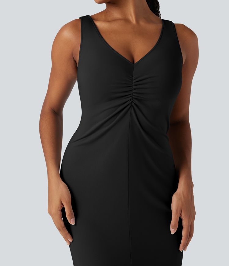 Robe mi-longue froncée col V dos nu