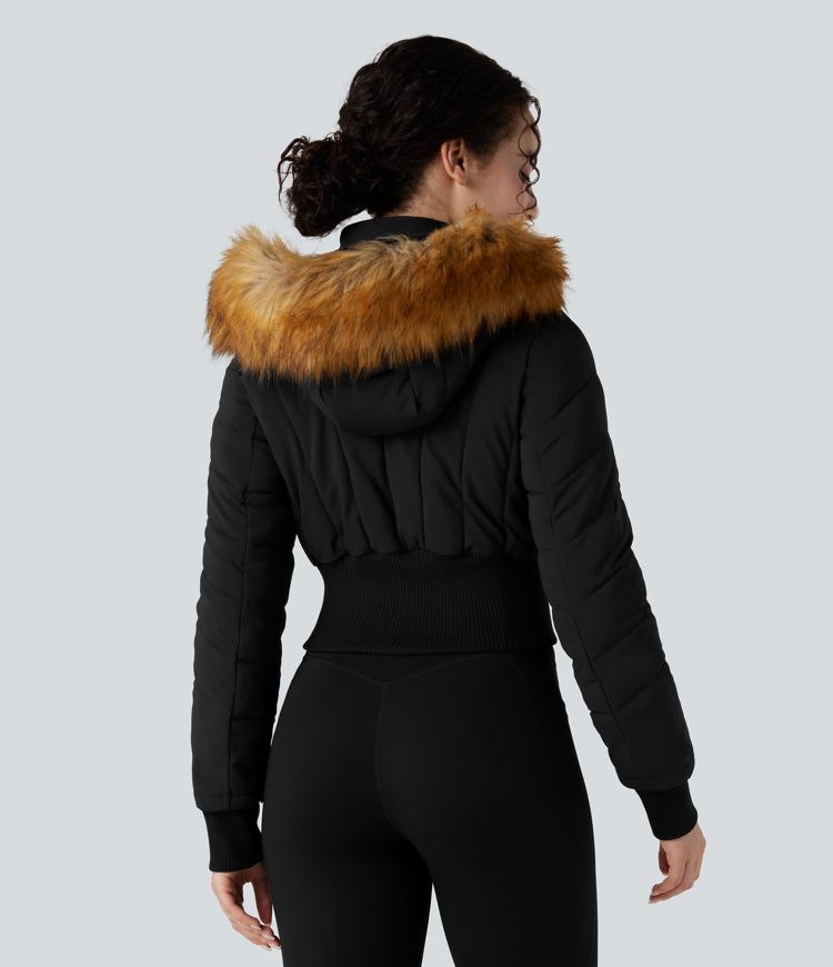 Lässige, kurze Jacke mit Kapuze, langen Ärmeln und abnehmbarem Kunstfellbesatz