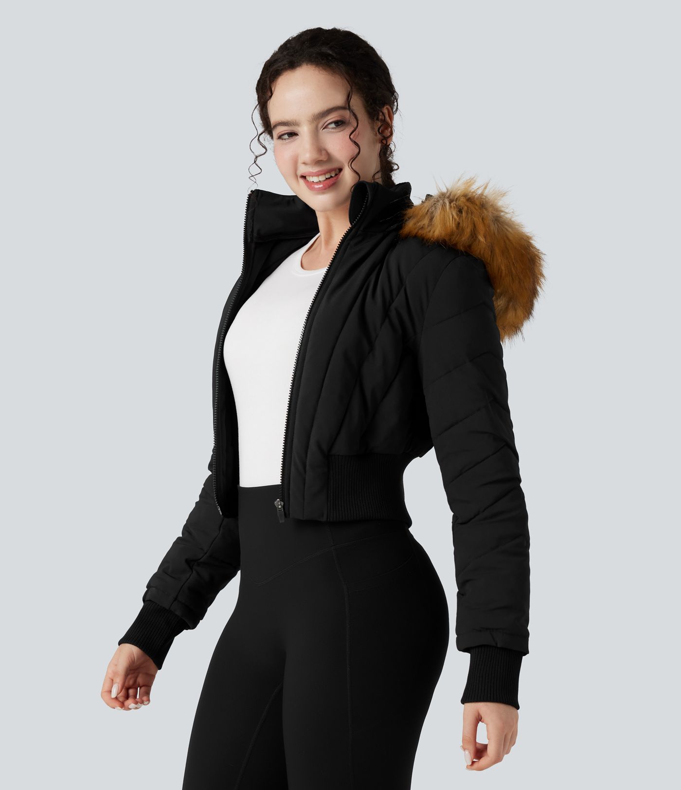 Lässige, kurze Jacke mit Kapuze, langen Ärmeln und abnehmbarem Kunstfellbesatz