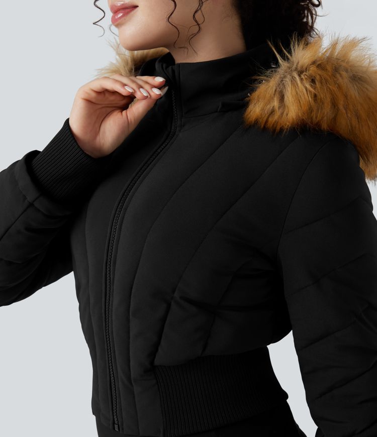 Lässige, kurze Jacke mit Kapuze, langen Ärmeln und abnehmbarem Kunstfellbesatz