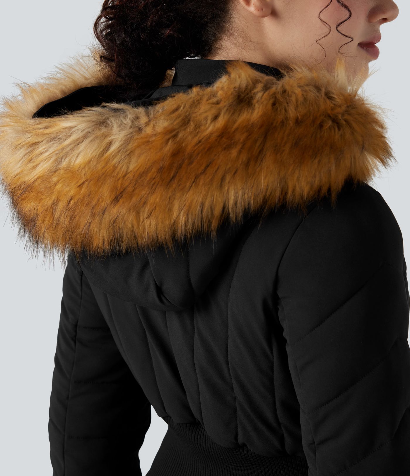 Lässige, kurze Jacke mit Kapuze, langen Ärmeln und abnehmbarem Kunstfellbesatz