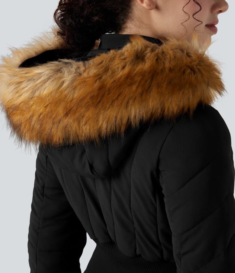 Lässige, kurze Jacke mit Kapuze, langen Ärmeln und abnehmbarem Kunstfellbesatz