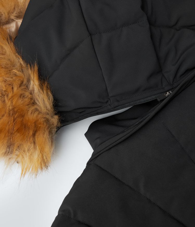 Lässige, kurze Jacke mit Kapuze, langen Ärmeln und abnehmbarem Kunstfellbesatz