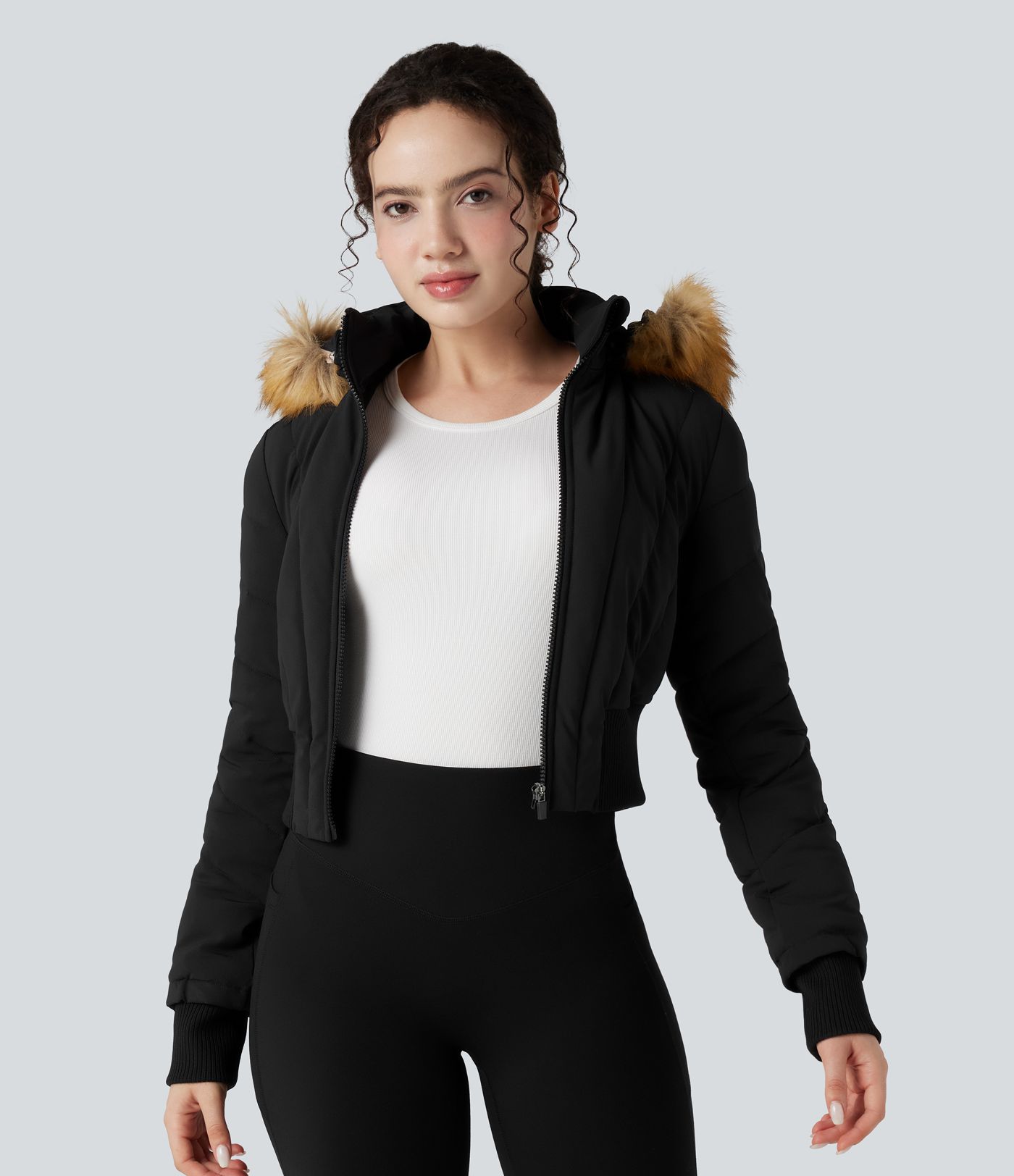 Lässige, kurze Jacke mit Kapuze, langen Ärmeln und abnehmbarem Kunstfellbesatz