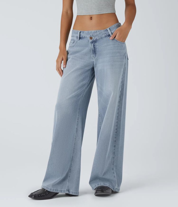 Halara Flex™ Jean large asymétrique taille basse avec bouton, fermeture éclair et poches multiples, délavé et extensible en maille