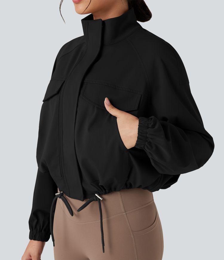 Chaqueta de entrenamiento con cuello alto, mangas largas, dobladillo con cordón y bolsillos.