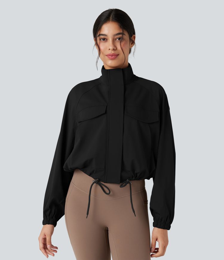 Chaqueta de entrenamiento con cuello alto, mangas largas, dobladillo con cordón y bolsillos.