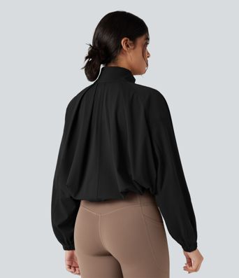 Chaqueta de entrenamiento con cuello alto, mangas largas, dobladillo con cordón y bolsillos.