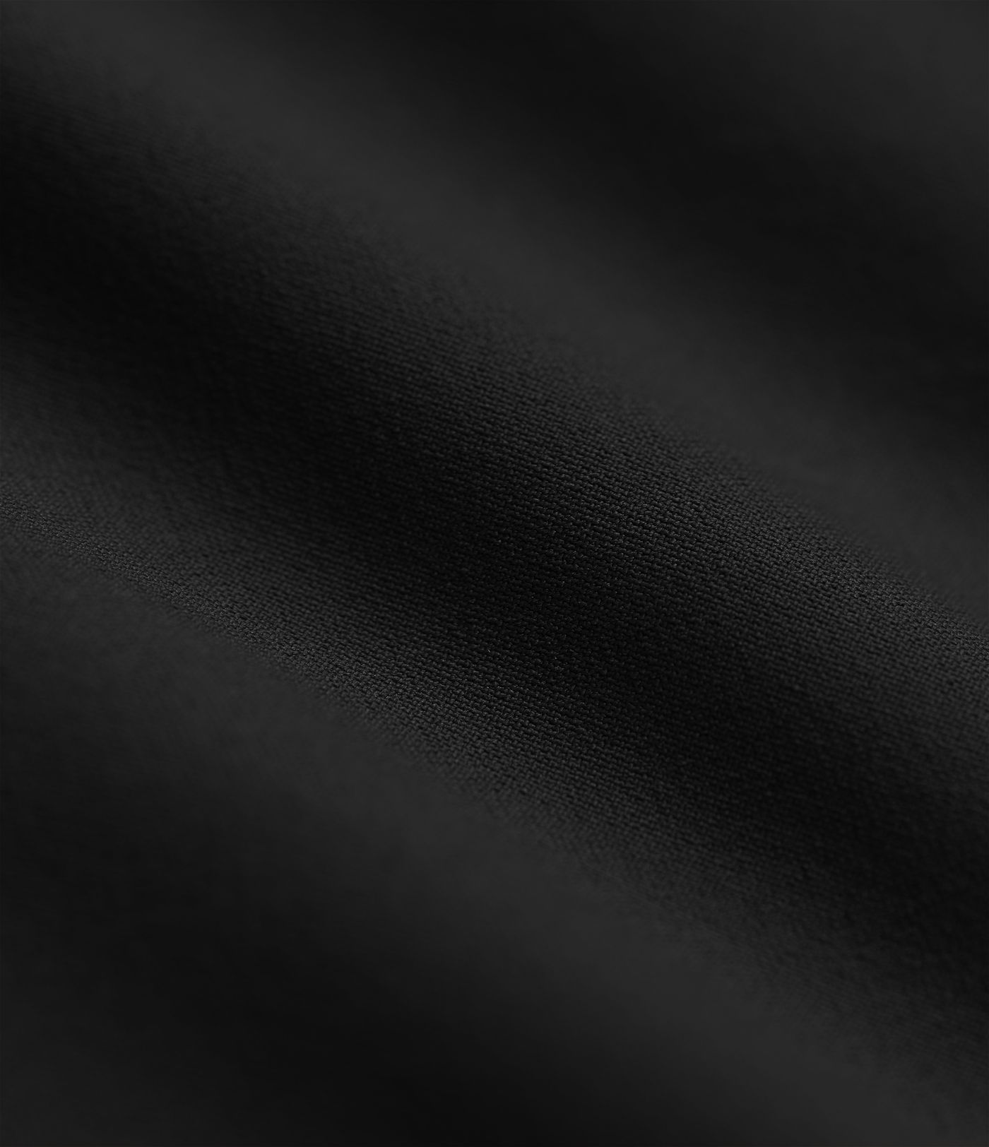 Chaqueta de entrenamiento con cuello alto, mangas largas, dobladillo con cordón y bolsillos.