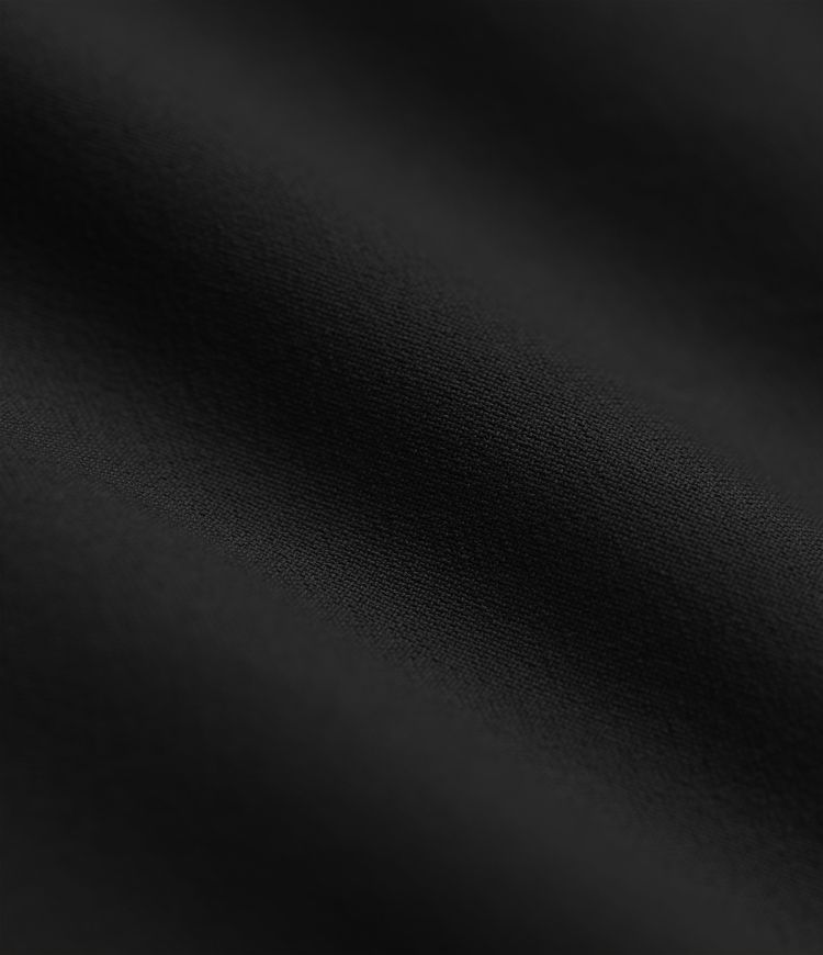 Chaqueta de entrenamiento con cuello alto, mangas largas, dobladillo con cordón y bolsillos.