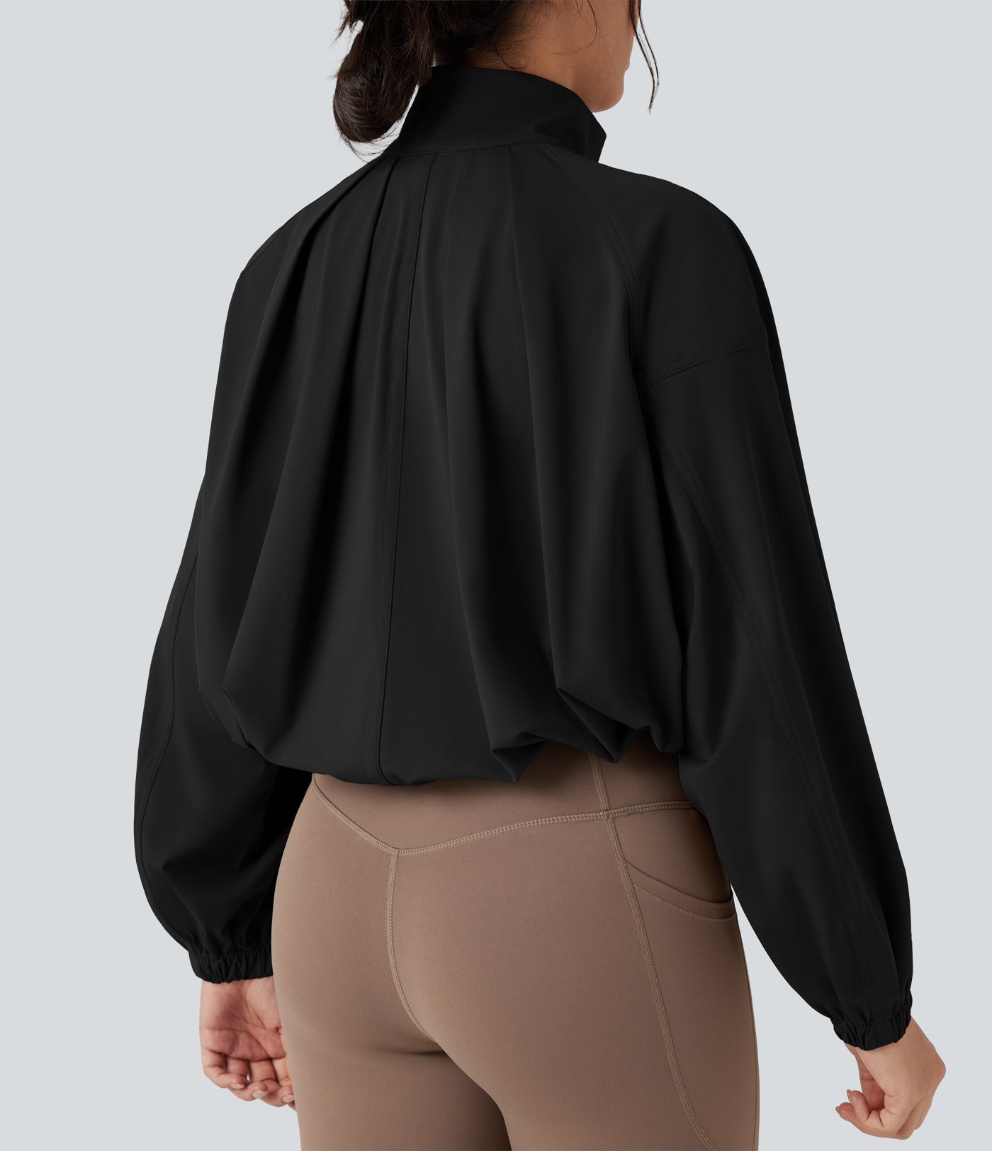 Chaqueta de entrenamiento con cuello alto, mangas largas, dobladillo con cordón y bolsillos.