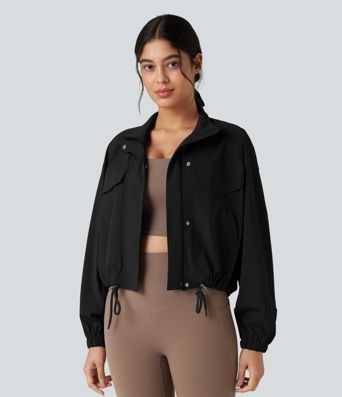 Chaqueta de entrenamiento con cuello alto, mangas largas, dobladillo con cordón y bolsillos.