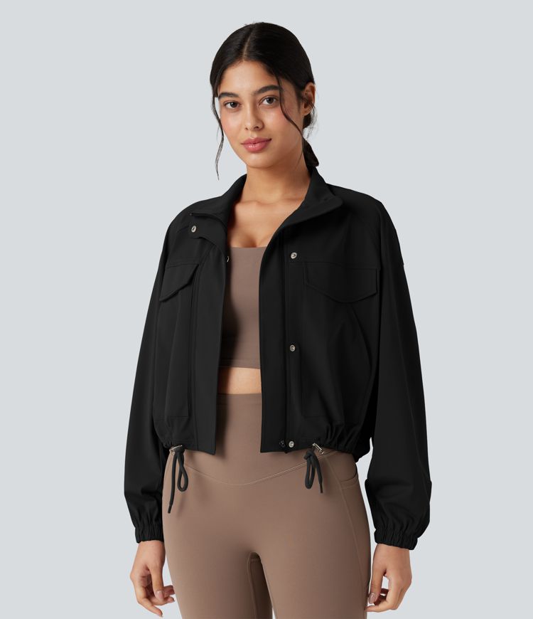 Chaqueta de entrenamiento con cuello alto, mangas largas, dobladillo con cordón y bolsillos.