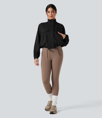 Chaqueta de entrenamiento con cuello alto, mangas largas, dobladillo con cordón y bolsillos.