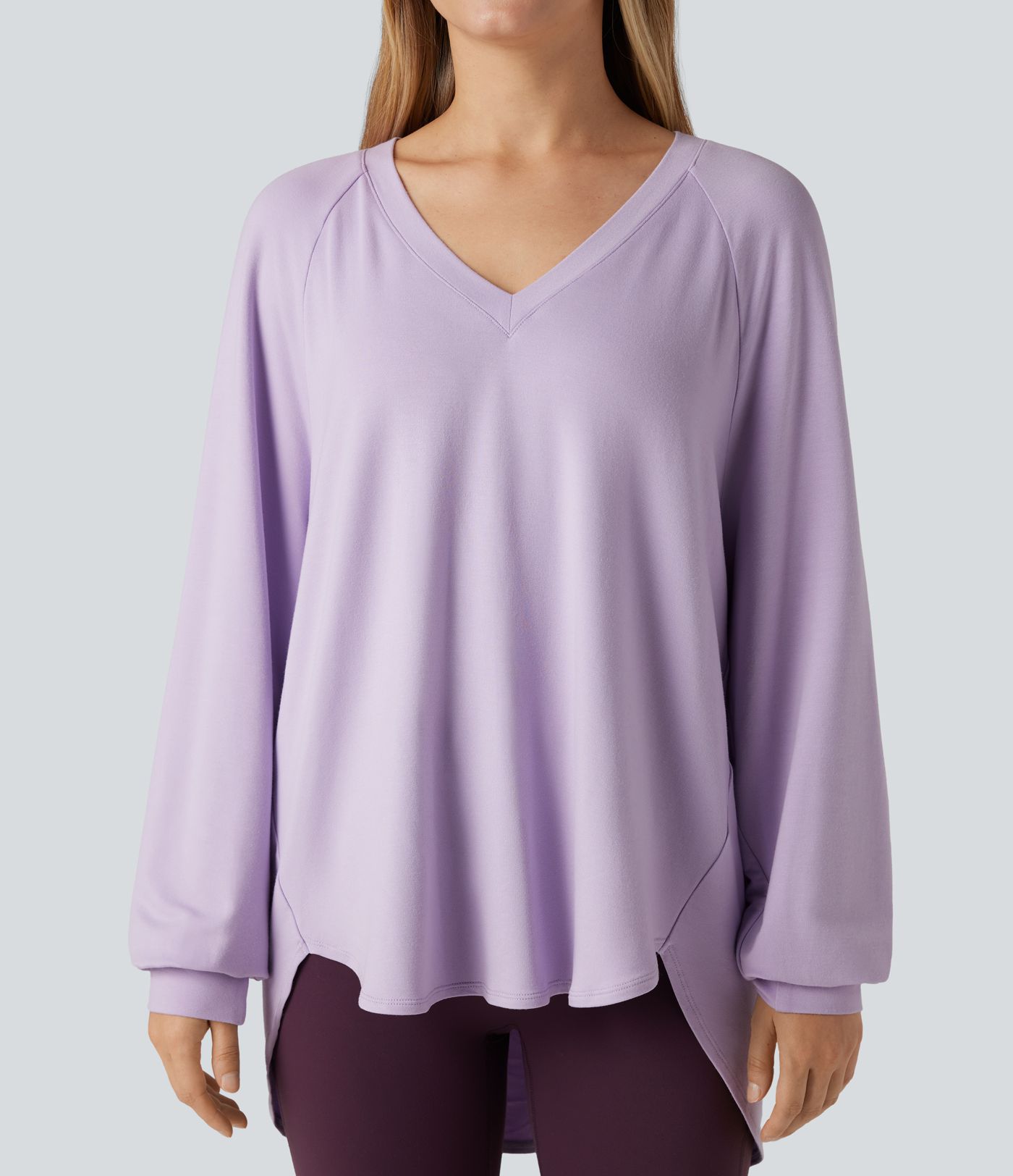 Lässiges Sweatshirt mit V-Ausschnitt, langen Ärmeln und High-Low-Design