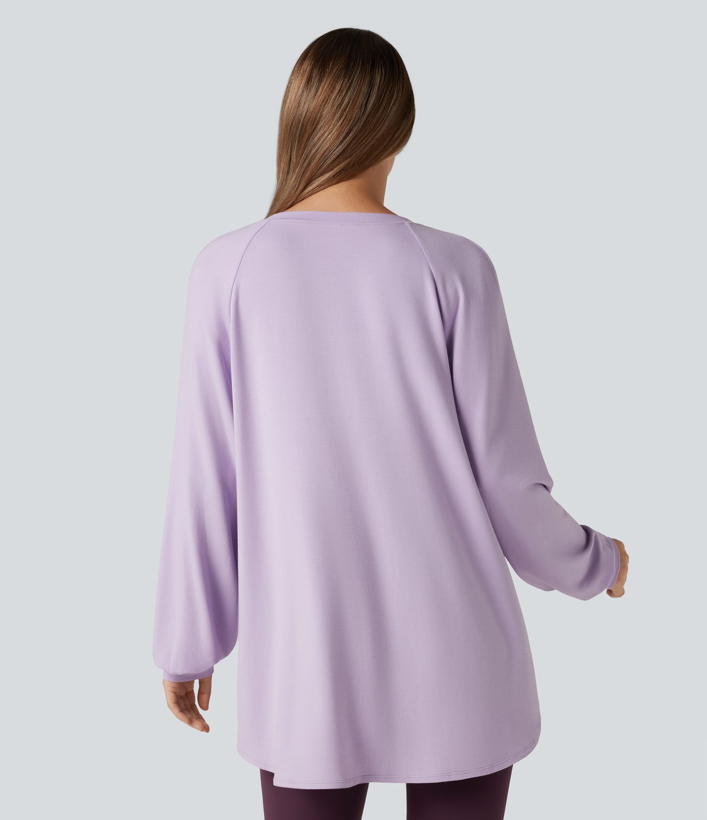 Lässiges Sweatshirt mit V-Ausschnitt, langen Ärmeln und High-Low-Design