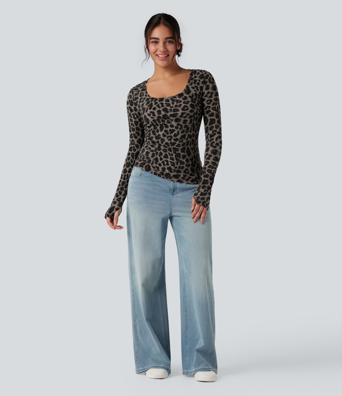 T-shirt décontracté à encolure dégagée, manches longues, passe-pouce, ourlet asymétrique et imprimé léopard