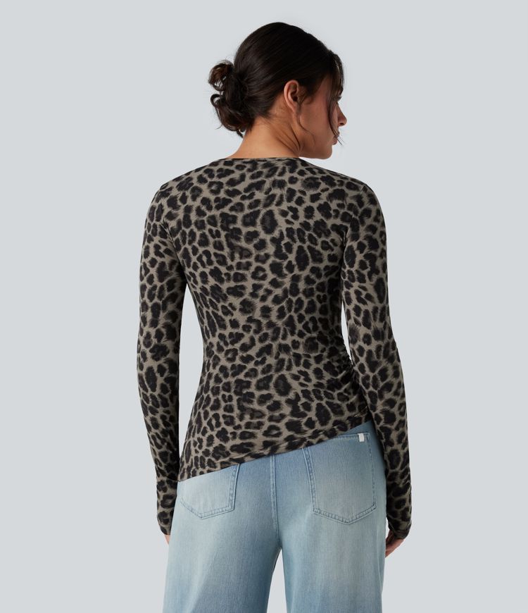 T-shirt décontracté à encolure dégagée, manches longues, passe-pouce, ourlet asymétrique et imprimé léopard
