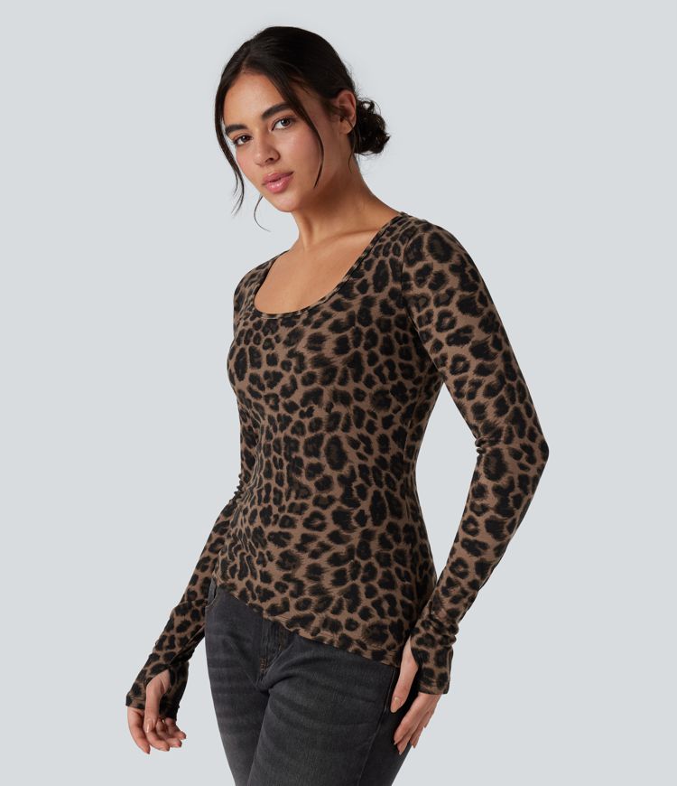 T-shirt imprimé léopard col échancré ourlet asymétrique manches longues avec trous pouces