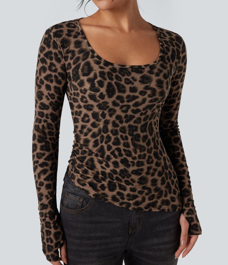 T-shirt imprimé léopard col échancré ourlet asymétrique manches longues avec trous pouces