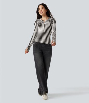 Lässiges T-Shirt mit Henley-Ausschnitt, langen Ärmeln, Daumenlöchern und Streifen