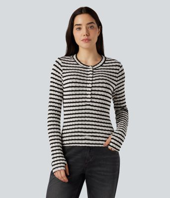 Lässiges T-Shirt mit Henley-Ausschnitt, langen Ärmeln, Daumenlöchern und Streifen