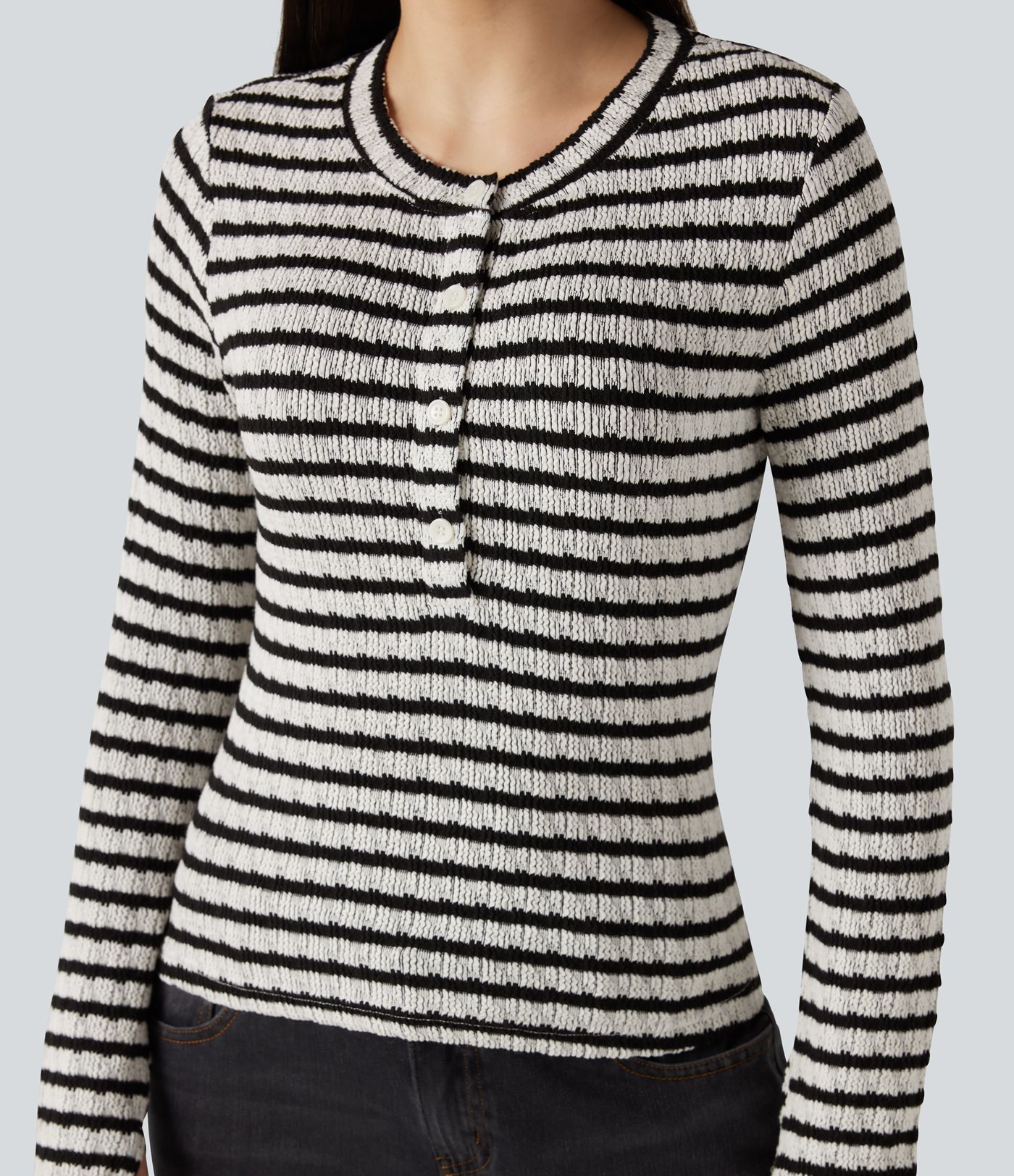 Lässiges T-Shirt mit Henley-Ausschnitt, langen Ärmeln, Daumenlöchern und Streifen